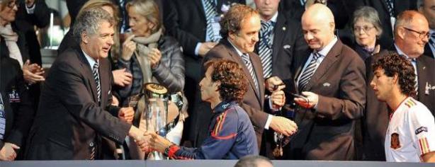 Luis Milla recibe el título de Campeón de Europa Sub'21. Foto:lainformacion.com