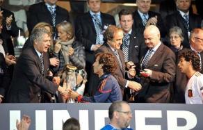 Luis Milla recibe el título de Campeón de Europa Sub'21. Foto:lainformacion.com